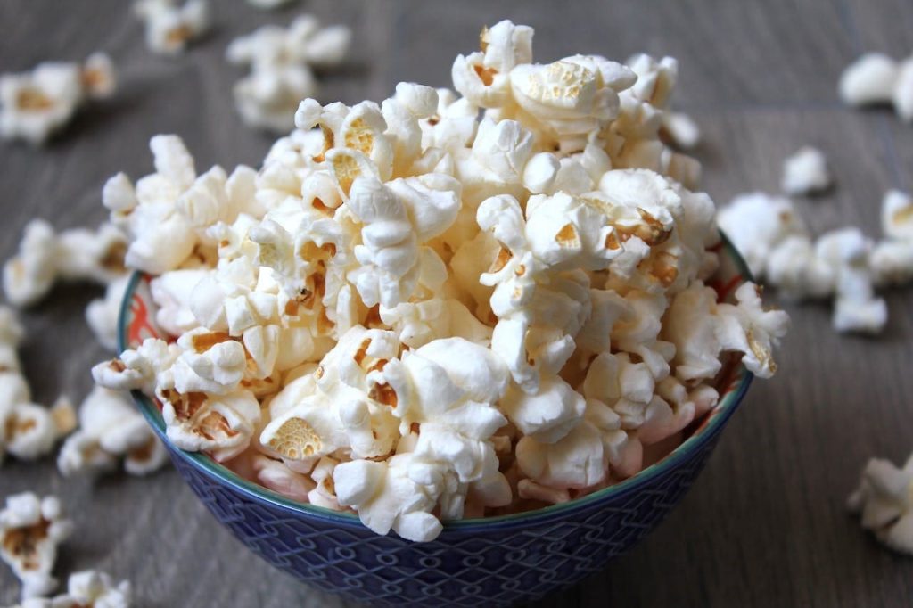 Cemilan diet sehat Popcorn dan 'Nutritional Yeast'