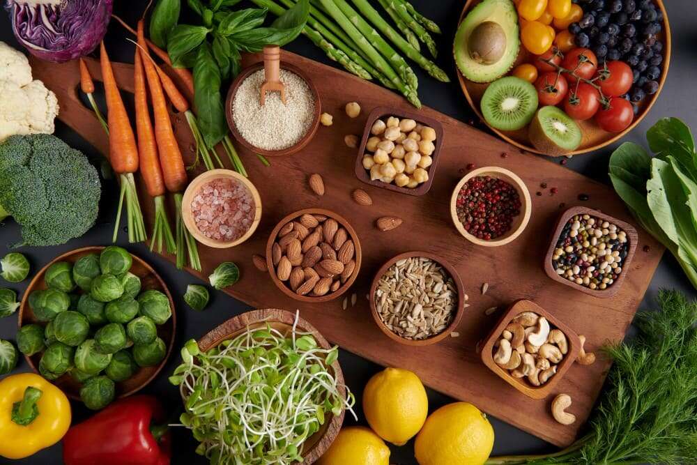 Bahan makanan pada diet raw vegan (freepik.com/jcomp)
