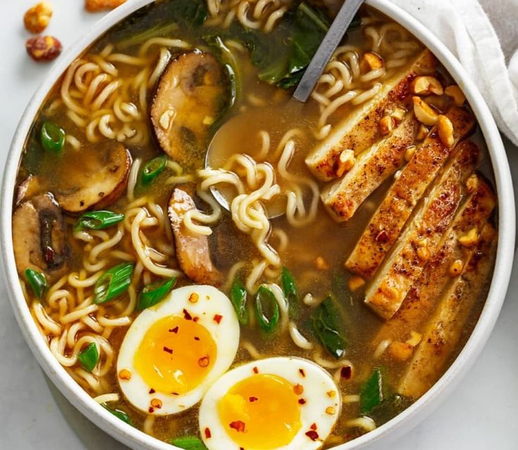 Un bol de confort Ramen au poulet le remede pour les journees froides