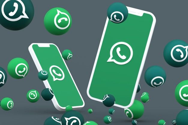 Icono de whatsapp en la pantalla del telefono inteligente o movil y reacciones de whatsapp Foto Premium