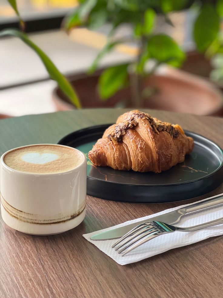 shotoniphone coffee croissant